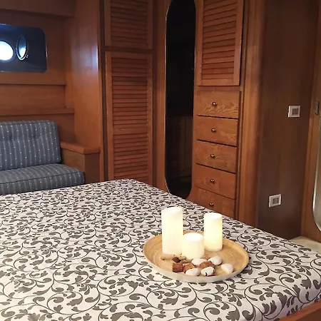 Boats & Breakfast Porto Antico Fifty * ג'נובה